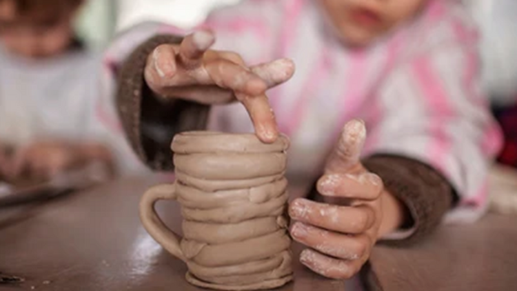 ¡Cuéntamelo con cerámica! Taller de cuentos y arte para niños