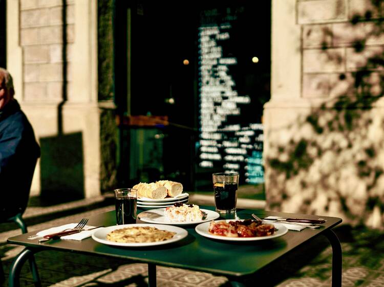 La gran casa de menjars de preus populars de Barcelona obre un segon restaurant (80 anys després!)