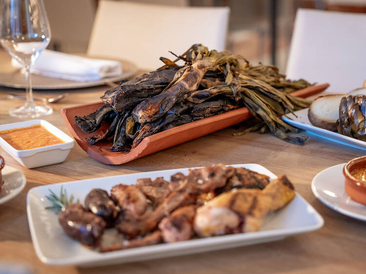 ¡Al lío con los calçots! 5 restaurantes para disfrutar la temporada más sabrosa