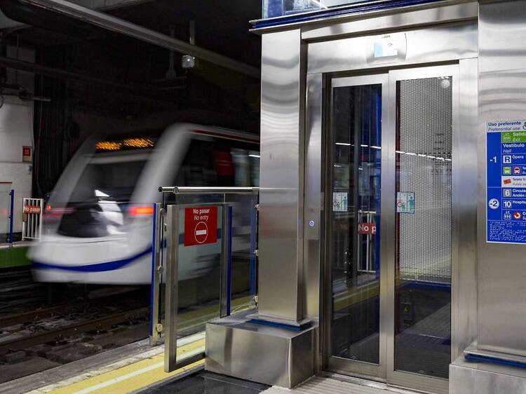 Estas estaciones de Metro contarán con nuevos ascensores exteriores y escaleras mecánicas