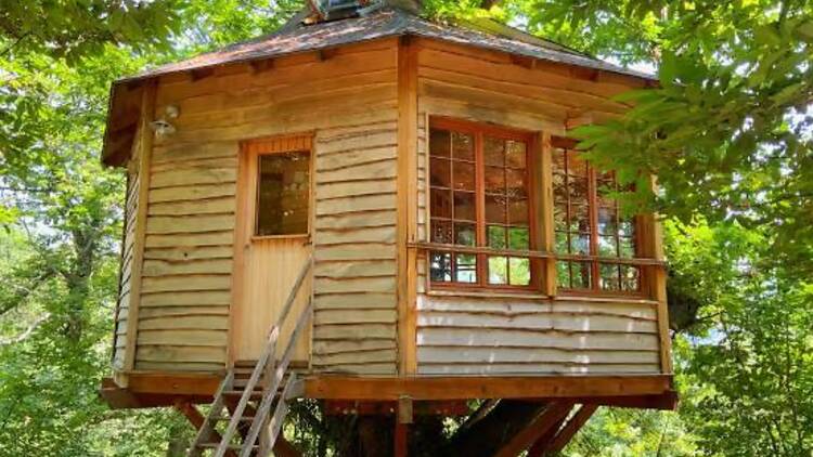 La màgia d’una casa a l’arbre a Saint-Laurent-de-Cerdans, França