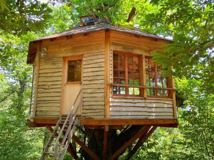 La màgia d’una casa a l’arbre a Saint-Laurent-de-Cerdans, França