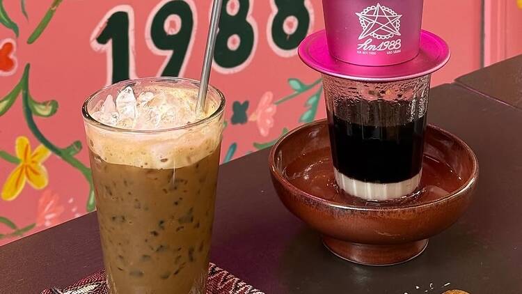 Dans le Quartier latin, ce plaisant comptoir à douceurs et caféine évoque le Hanoï des 80’s