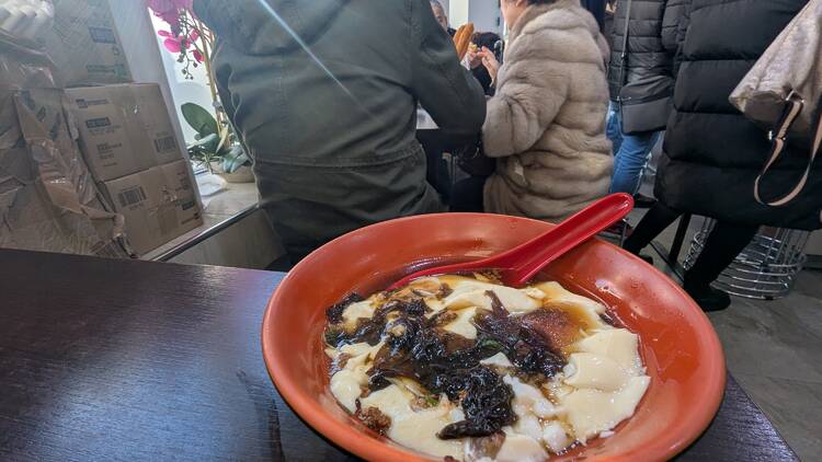 À Belleville, cette cantine plus chinoise qu’un panda pongiste affiche des prix défiants toute concurrence