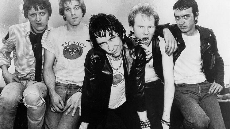 Los Dead Boys originales, 1977. Stiv Bators en el centro, Cheetah Chrome segundo por la derecha