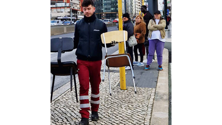 Retirada de cadeiras da paragem na Avenida Fontes Pereira de Melo