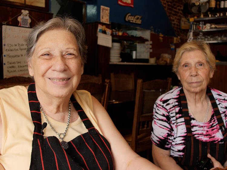 Restaurantes porteños atendidos por abuelas y abuelos