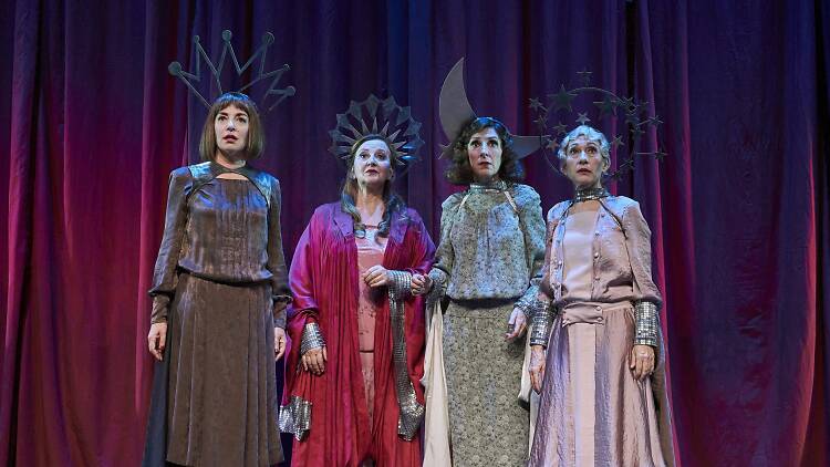 Una escena de la obra 'La mujer fantasma', en el Teatro Valle-Inclán.