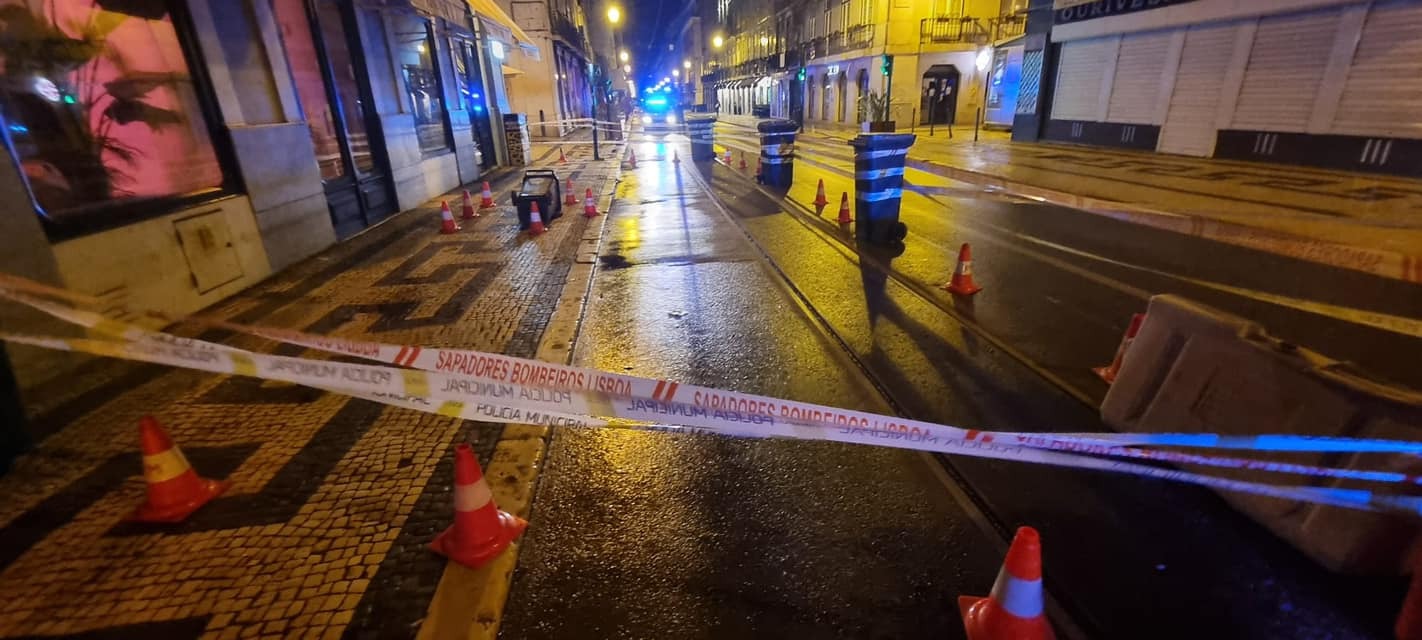 Buraco obriga a cortar novamente a Rua da Prata