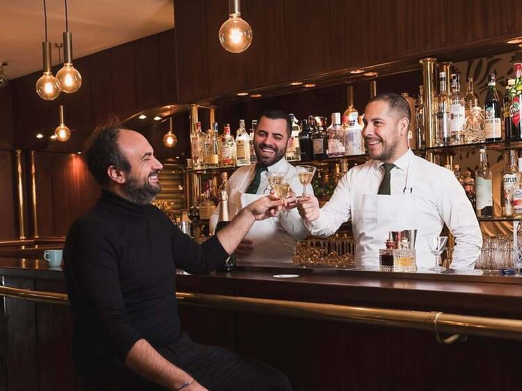 Dos dels millors coctelers del món acaben d’obrir un bar clàssic a Barcelona (sense fums ni amanides líquides!)