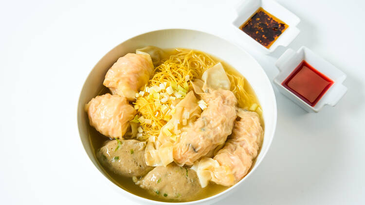 A bowl of noodles and wontons