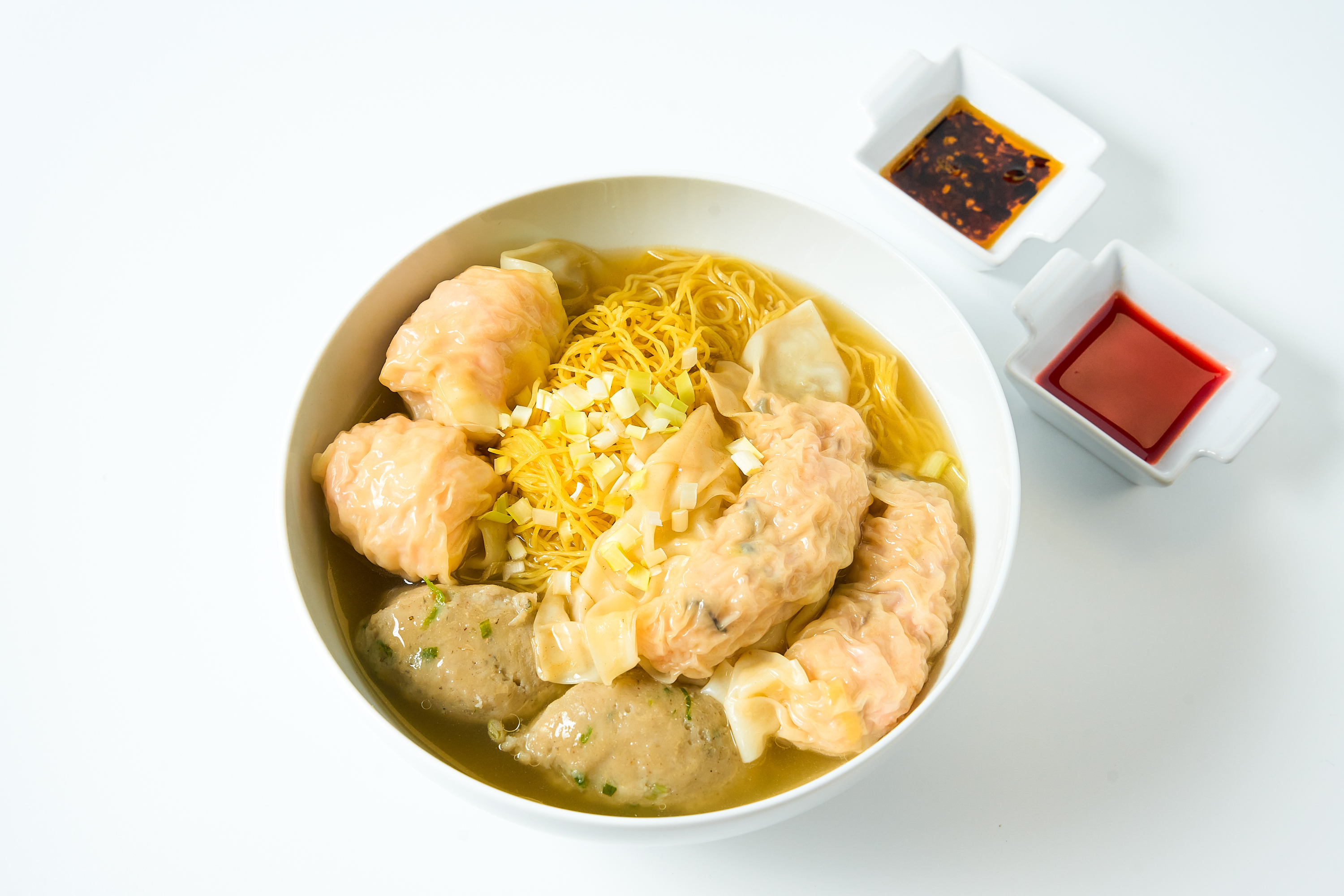 A bowl of noodles and wontons