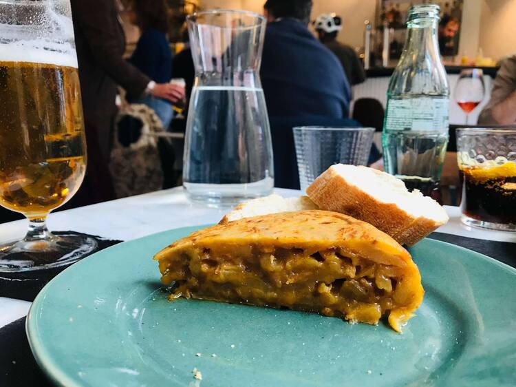 Este nuevo bar de barrio tiene la mejor tortilla de patata de Arganzuela (o casi)