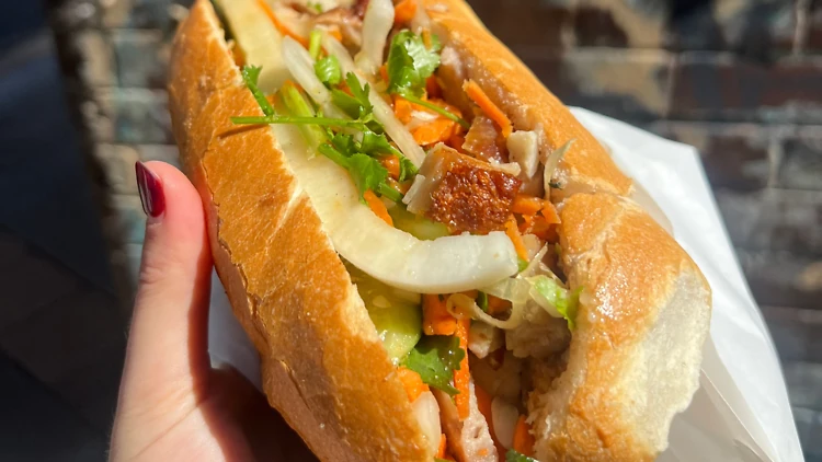 Xếp hàng mua bánh mì Việt giòn rụm tại Marrickville Pork Roll - Queue for a banh mi at Marrickville Pork Roll