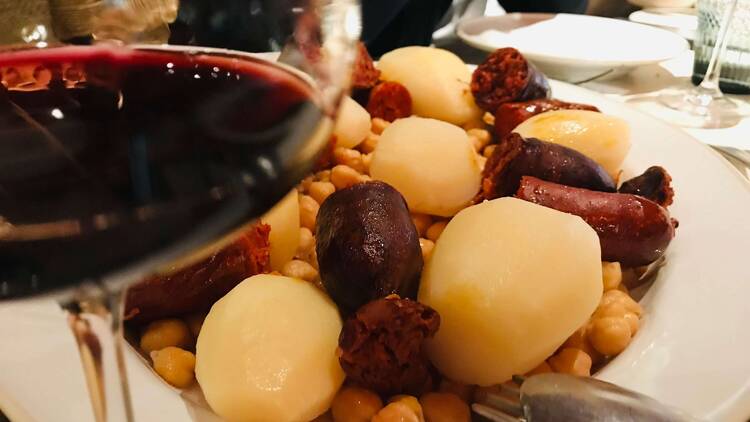 Un cocido descomunal: La Molinera, un histórico restaurante gallego, trae su plato estrella a Madrid