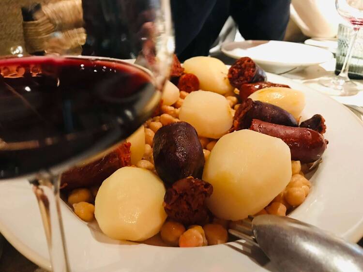 Un cocido descomunal: La Molinera, un histórico restaurante gallego, trae su plato estrella a Madrid