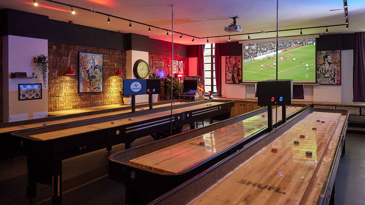 Enjoy a game, pizza & a pint at ShuffleBoard Bar London