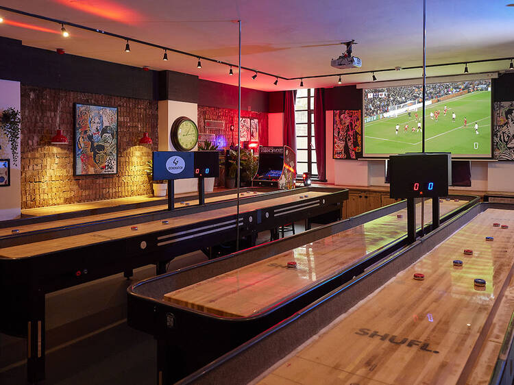 Enjoy a game, pizza & a pint at ShuffleBoard Bar London