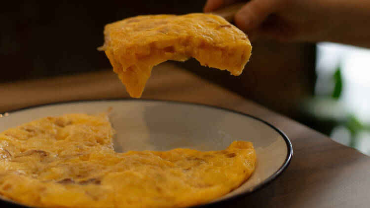 La tortilla de la Patri: el plato estrella de esta taberna que no podéis perderos