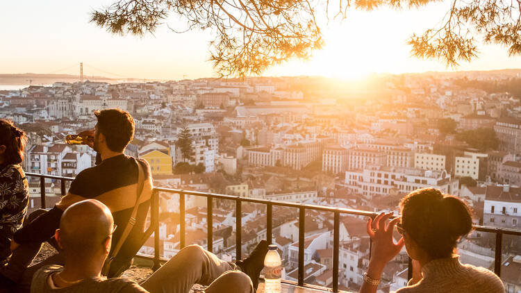 A subida para um miradouro ao fim do dia A subida para um miradouro ao fim do dia