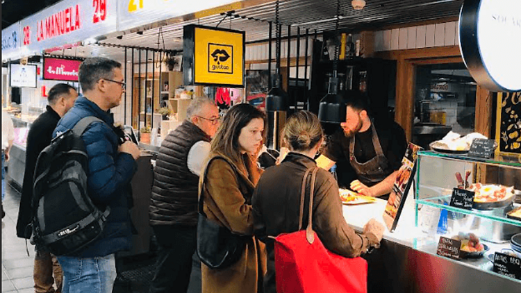 Este puesto sirve los platos más virales de Madrid: comida barata y creativa que provoca largas colas