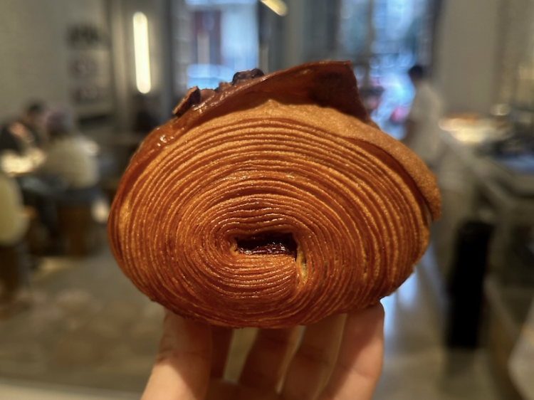 Nuevo templo dulce en Madrid: esta es la pastelería (y la vitrina) que ha enamorado a Chamberí