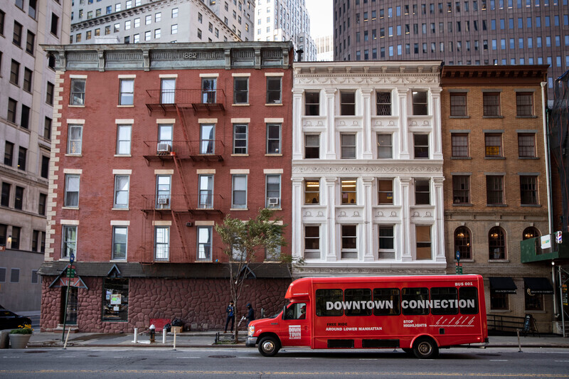This free bus service stops at 33 top sights in downtown Manhattan daily
