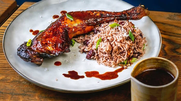 Cette cabane de plage du 11e vous emmène découvrir la cuisine des rues de Kingston