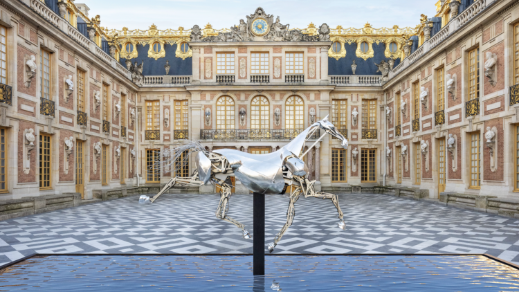 Zeus exposé au pied de la Cour royale du château de Versailles