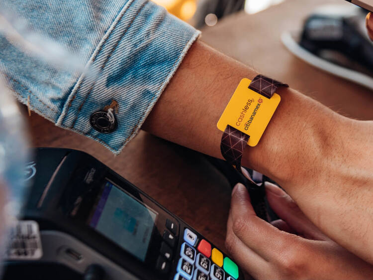 ¿Adiós a las pulsera cashless? OCESA ya no podrá venderlas en festivales