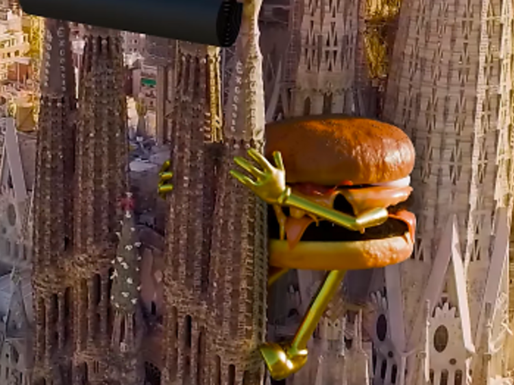 Una hamburguesa gigante escala por la Sagrada Familia para anunciar la nueva edición de The Champions Burger