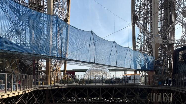 En ce moment, on peut traverser un pont suspendu à 60 mètres de haut au premier étage de la tour Eiffel