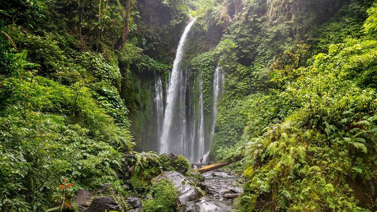 Hike to thundering waterfalls