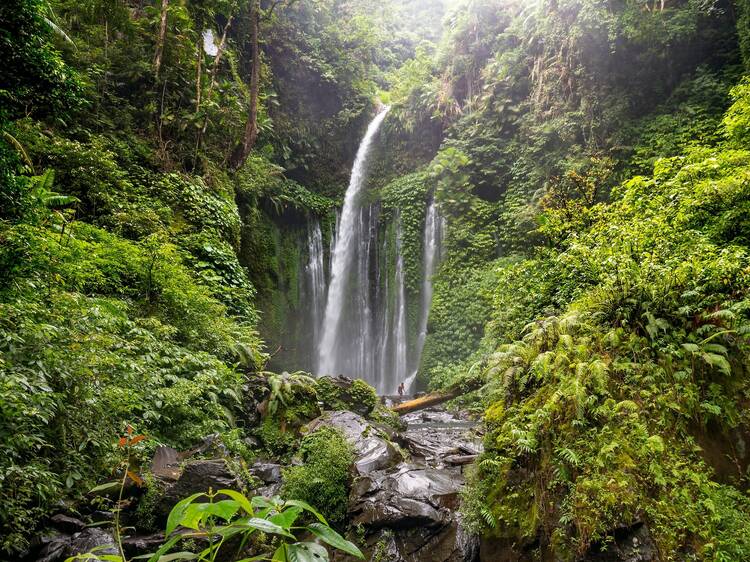 Hike to thundering waterfalls