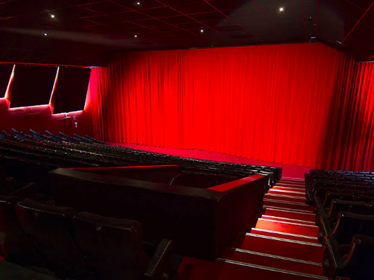 Esta sala del centro de Barcelona es uno de los cines más bonitos del mundo