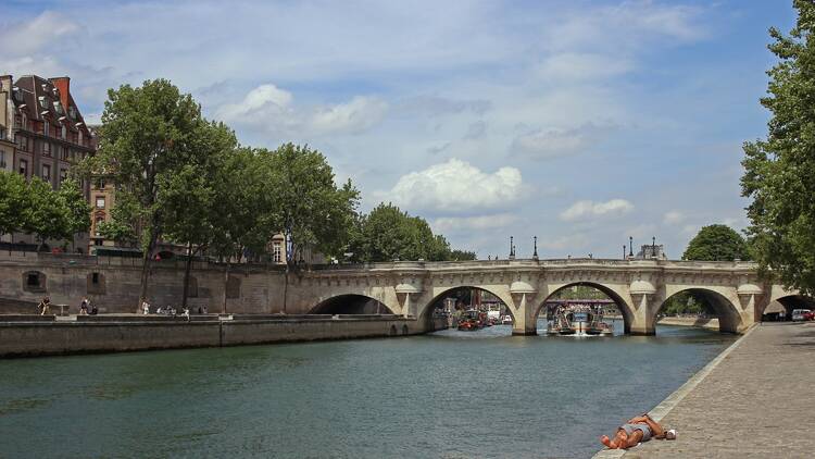 Avant son ouverture à la baignade à l’été 2025, la Seine nommée citoyenne d’honneur de la ville de Paris