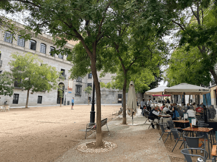 Tapas castizas, solecito, vermut y precios populares: vuelve la ruta que conquista La Latina