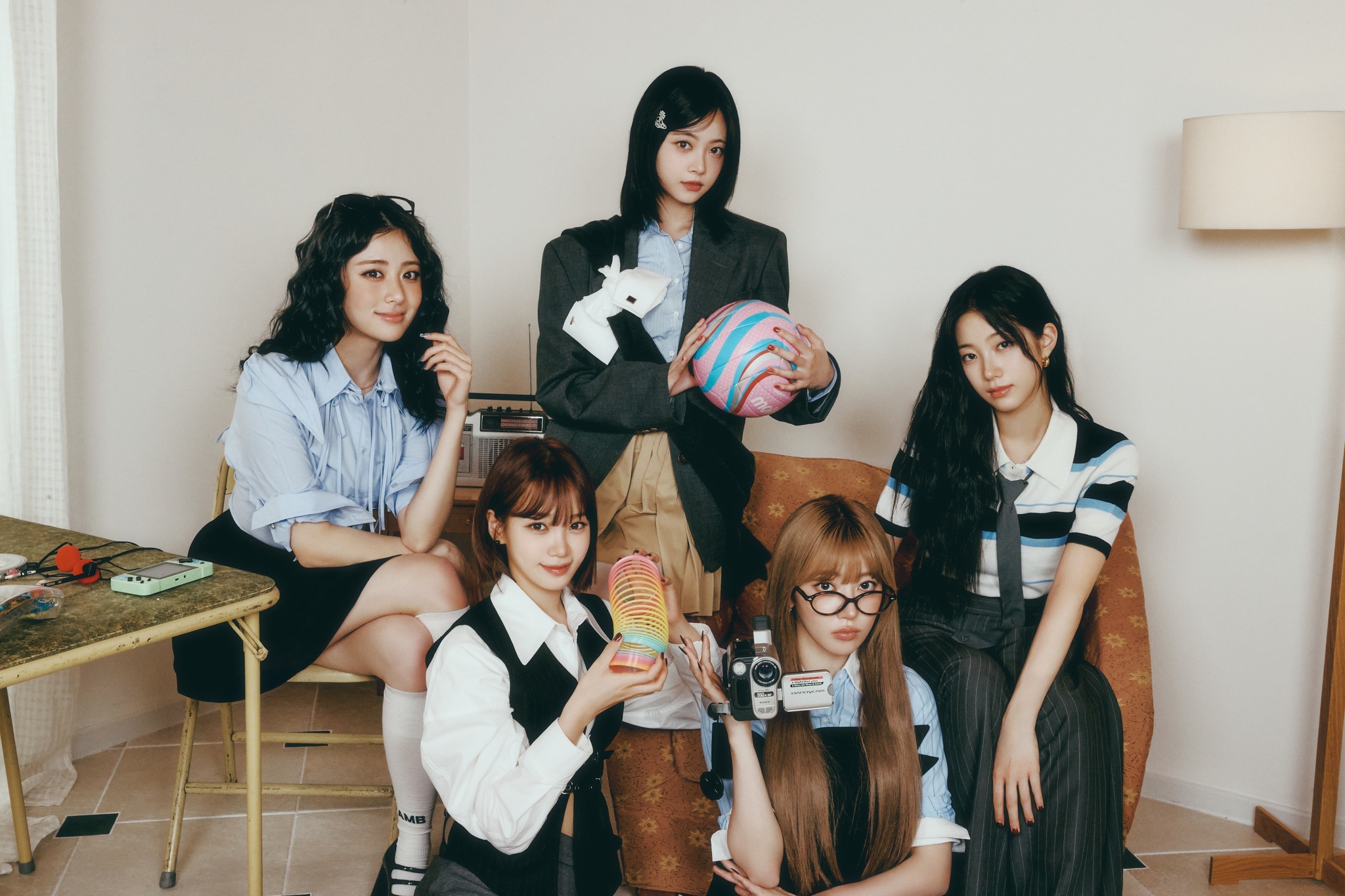 K-POP・アジア Le Sserafim LE SSERAFIM (르세라핌) 'EASY' OFFICIAL MV - YouTube