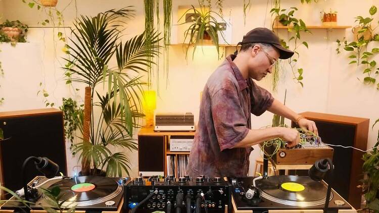 El DJ Brian D'Souza.