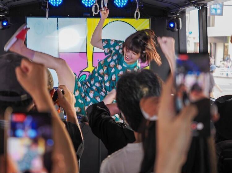 渋谷は手を振り上げながら巡る。