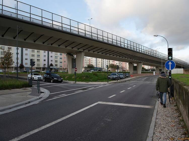 De jardim a anfiteatro. Há 12 ideias a votação para debaixo deste viaduto, no Lumiar