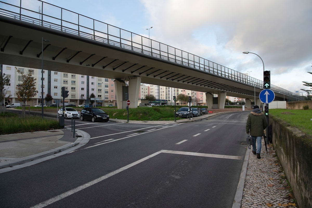 De jardim a anfiteatro. Há 12 ideias a votação para debaixo deste viaduto, no Lumiar