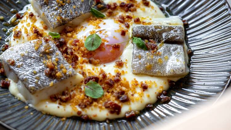Bacalhau confitado, acompanhado de puré trufado