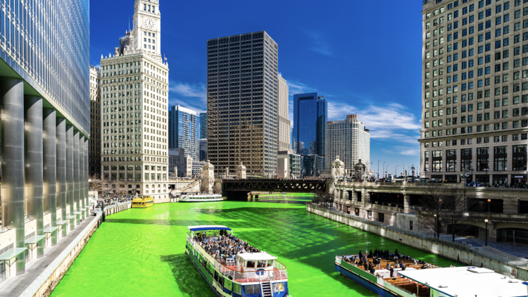 Chicago River dyeing event