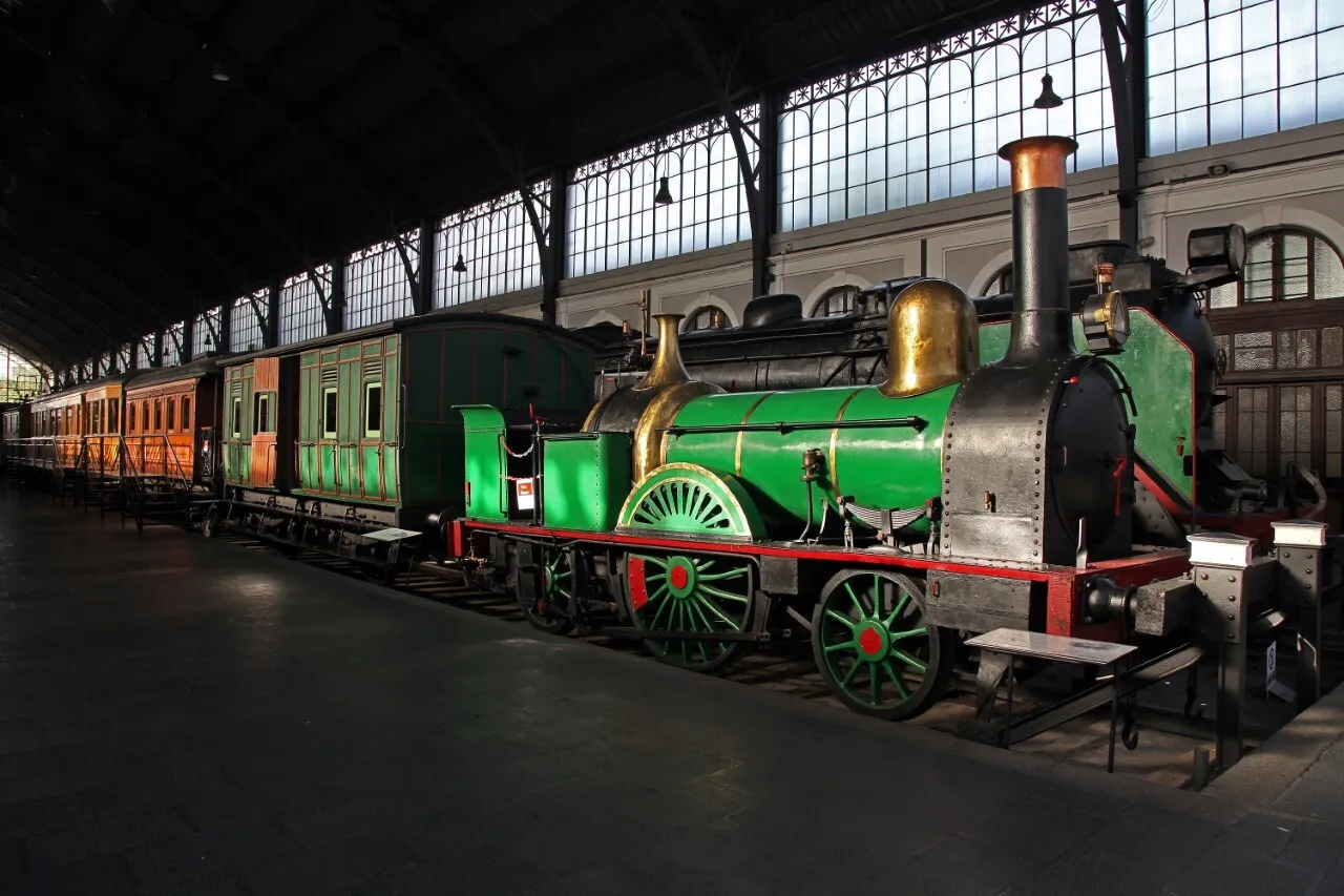 Tren antiguo en el Museo del Ferrocarril de Madrid