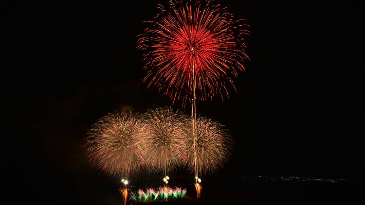 It features jaw-dropping, advanced fireworks by four of Japan’s top pyrotechnicians