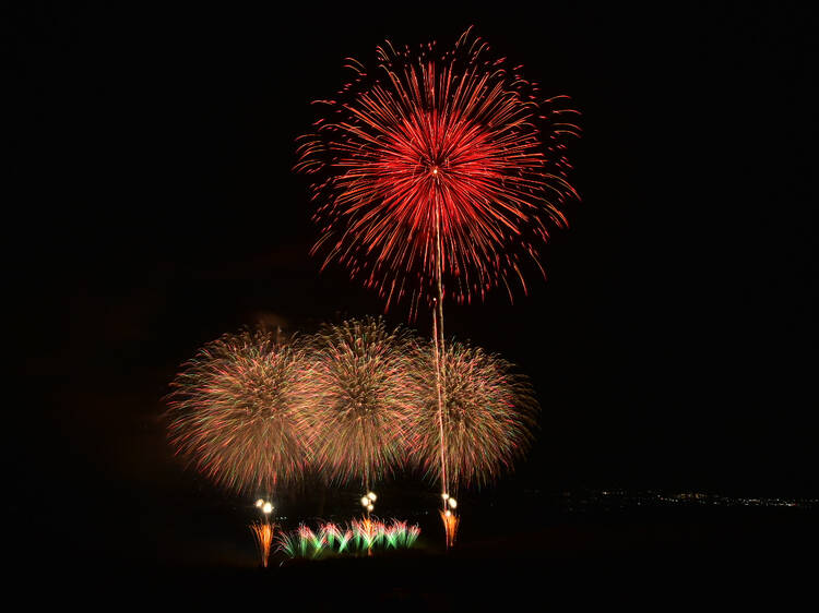 It features jaw-dropping, advanced fireworks by four of Japan’s top pyrotechnicians