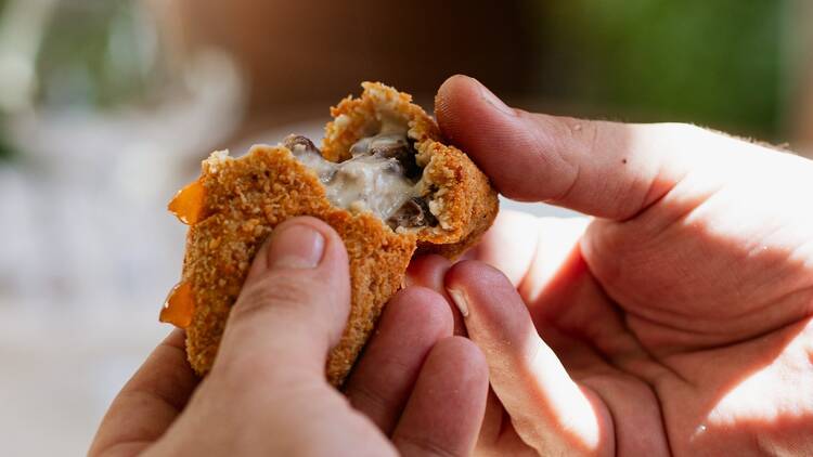 Croqueta de Hongos Ahumados y Salsa sweet Chilli en Carmen