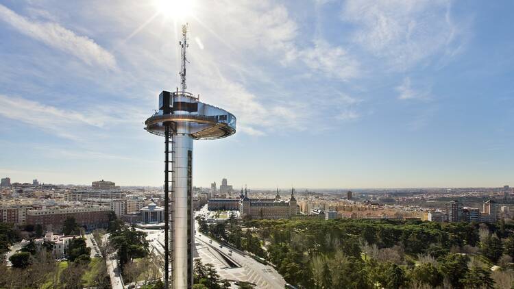 Faro de Moncloa, por Josea Barea.