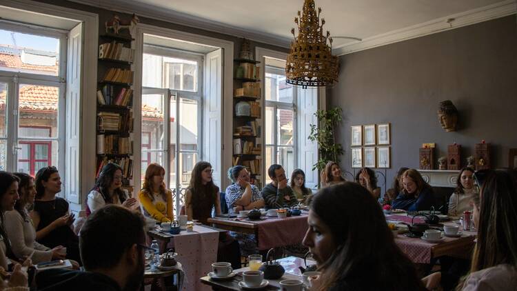 Cansado de ler sozinho? Descubra estes clubes de leitura no Porto
